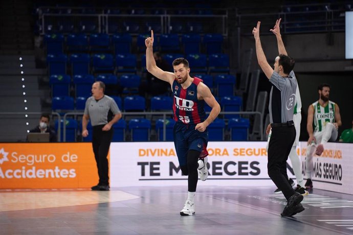 Alec Peters (Baskonia) celebra un triple