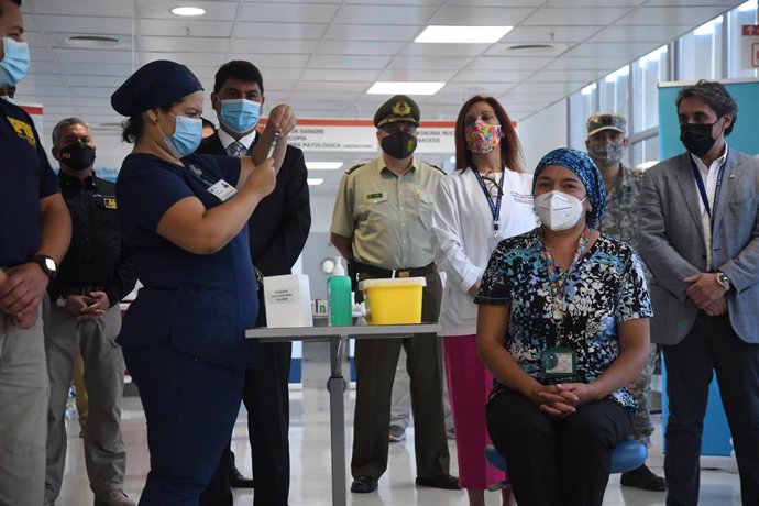 Una enfermera prepara una dosis de Pfizer-Biontech durante la campaña de vacunación contra el coronavirus para los sanitarios. 