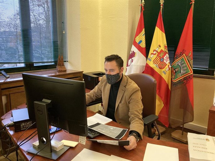 Daniel de la Rosa participa en la asamblea de forma telemática.