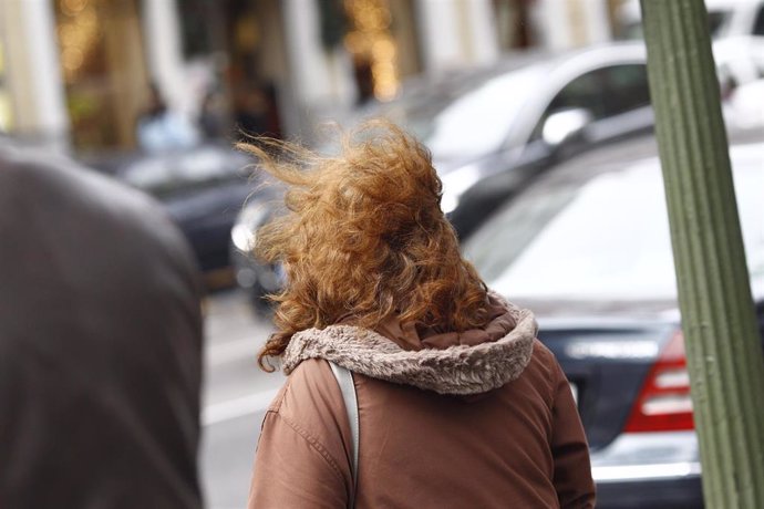 Una mujer con el pelo alborotado por el viento