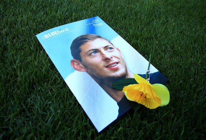FILED - 02 February 2019, Wales, Cardiff: A flower lies on the picture of Emiliano Sala during a commemoration prior to the start of the English Premier League soccer match between Cardiff City and Bournemouth at the Cardiff City Stadium. The light airc