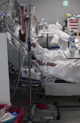 Un enfermo en una cama del Hospital de Emergencias Isabel Zendal, Madrid (España), a 20 de enero de 2021. El hospital, inaugurado el pasado 1 de diciembre, ha superado ya los 801 pacientes de COVID-19 y los ingresados en la Unidad de Cuidados Intensivos (