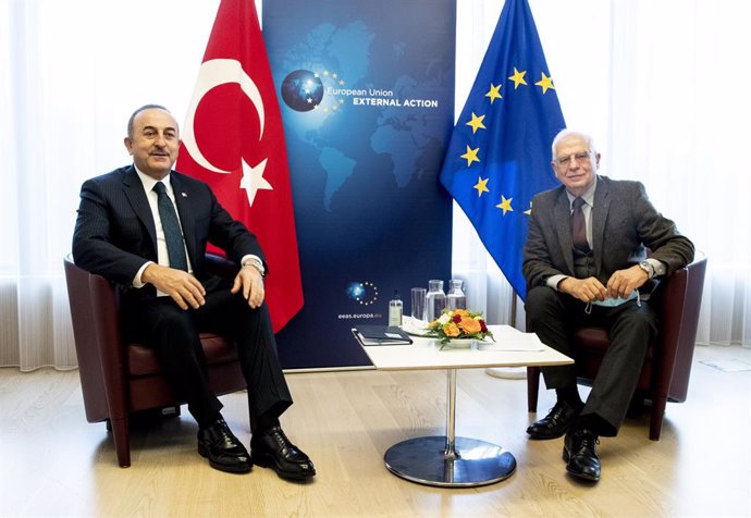 El ministro de Exteriores de Turquía, Mevlut Cavusoglu, con Josep Borrell.