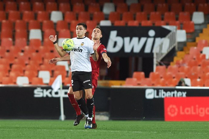 Maxi Gómez pelea un balón con un defensa en el Valencia-Osasuna de LaLiga Santander 2020-2021