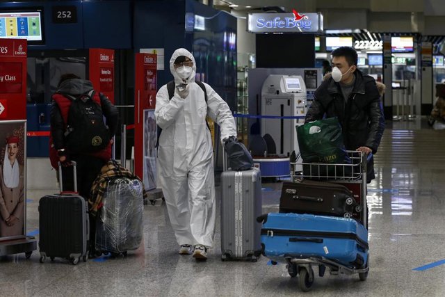 Pasajeros en el Aeropuerto de Fiumicino, en la capital de Italia, Roma, durante la pandemia de COVID-19.