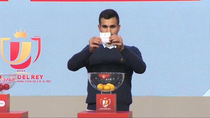 Imágenes del sorteo de los dieciseisavos de final de la Copa del Rey.