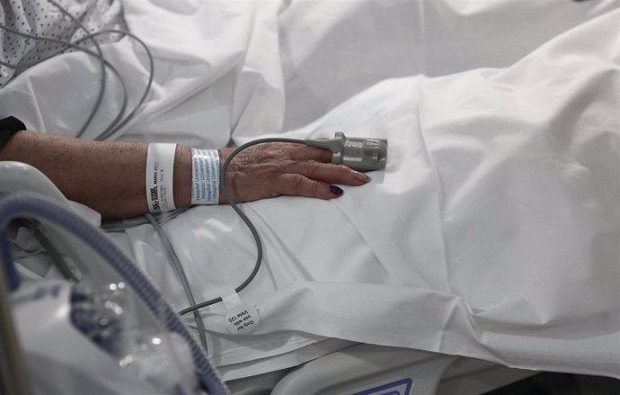 Manos de un paciente del Hospital de Emergencias Isabel Zendal, Madrid (España), a 20 de enero de 2021. El hospital, inaugurado el pasado 1 de diciembre, ha superado ya los 801 pacientes de COVID-19 y los ingresados en la Unidad de Cuidados Intensivos (
