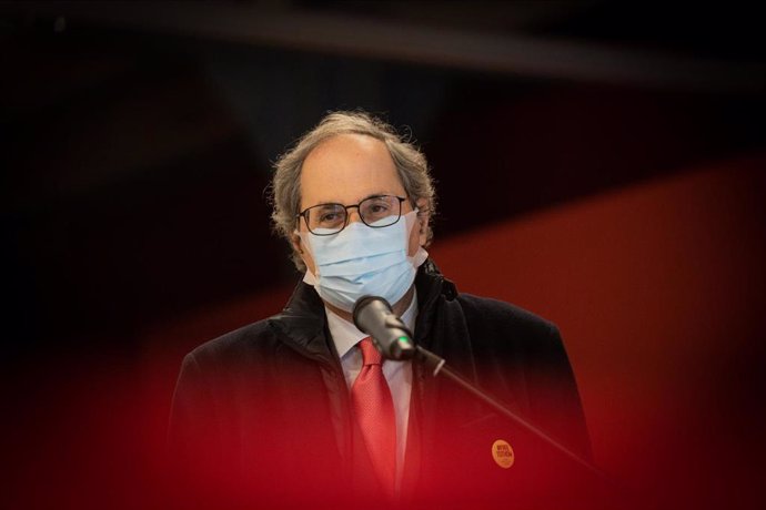 El expresidente de la Generalitat, Quim Torra, interviene durante el acto de entrega al Museu d'Histria de Catalunya (MHC) de la pancarta en favor de los presos soberanistas, en Barcelona (España), a 2 de diciembre de 2020. Esta pancarta fue colgada en