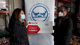 Julia Lera, presidenta del Banco de Alimentos de Huesca y Jesús Zamora, responsable de mantenimiento de SATE.