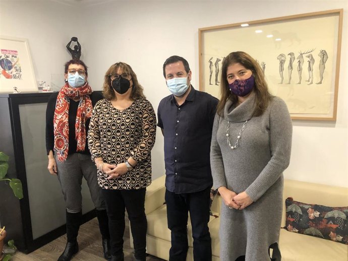 El alcalde de Marratxí, Miquel Cabot, y María Antonia Mulet, presidenta del la Asociación Fondo Mallorquín de Solidaridad y Cooperación, han firmado un convenio de colaboración.