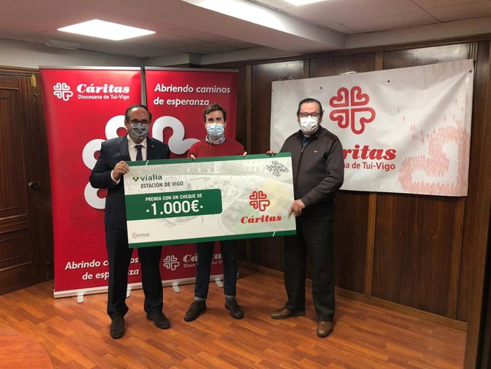 Entrega de la donación a Cáritas Galicia. De izda. a dcha.: Alfonso Moreno, secretario general; Daniel Lorenzo, director de Marketing, Comunicación y RSC de Ceetrus, y el Reverendo Javier Alonso, delegado episcopal.