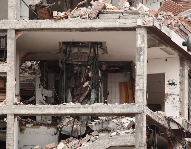 Estructura del edificio tras la explosión de ayer en la calle Toledo, en Madrid (España), a 21 de enero de 2021. La Policía Municipal de Madrid ha retirado esta mañana los vehículos dañados por los cascotes del edificio que explotó ayer por la tarde en la