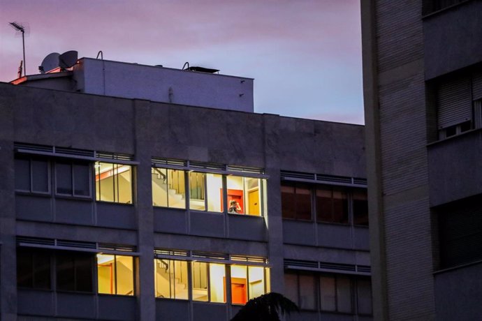 Un edificio de oficinas con las luces encendidas.