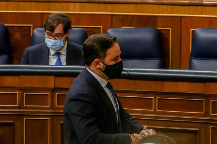 El líder de Vox, Santiago Abascal, pasa por delante del ministro de Sanidad, Salvador Illa, en el Congreso