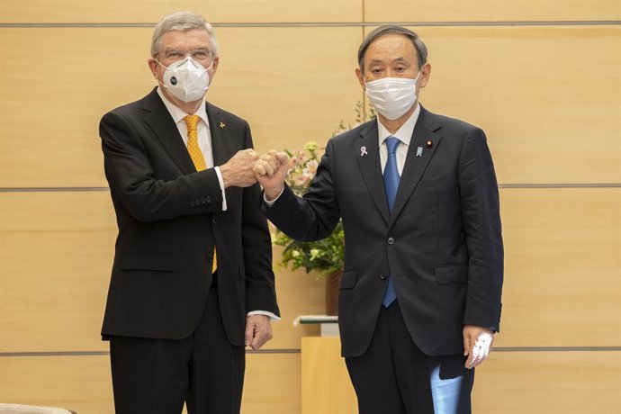 Thomas Bach (COI) y Yoshihide Suga, primer ministro de Japón