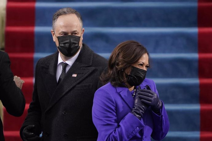 Kamala Harris y su marido Doug Emhoff en su llegada a la Casa Blanca a la toma de posesión.