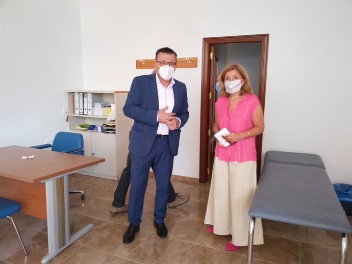 El alcalde de Iznájar, Lope Ruiz, en una imagen de archivo junto a la delegada de Salud de la Junta en Córdoba, María Jesús Botella.