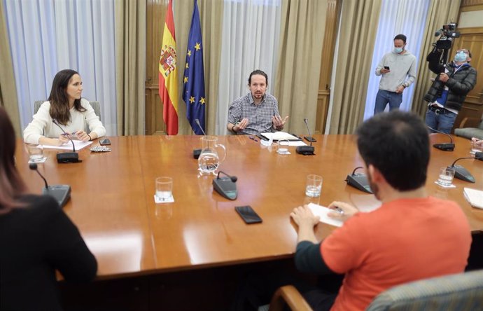 El vicepresidente segundo, Pablo Iglesias, y la secretaria de Estado para la Agenda 2030, Ione Belarra, durante su reunión con el sindicato de inquilinos en la sede del Ministerio, en Madrid (España), a 16 de octubre de 2020.