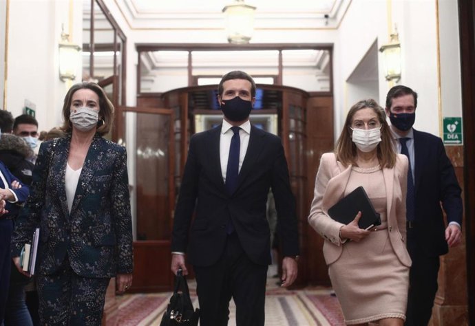 (I-D) La portavoz parlamentaria del PP, Cuca Gamarra, el presidente del PP, Pablo Casado y vicesecretaria de Política Social del PP, Ana Pastor llegan a una sesión plenaria en el Congreso de los Diputados, en Madrid (España), a 16 de diciembre de 2020. 