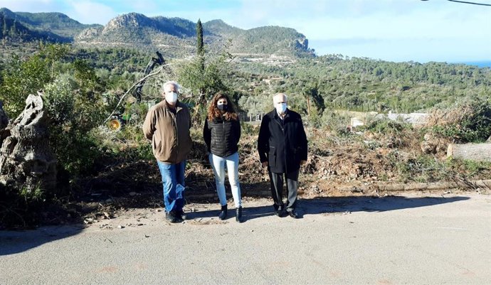 La alcaldesa de Esporles, Maria Ramon; el alcalde de Valldemossa, Nadal Torres, y el alcalde de Banyalbufar, Mateu Ferr.