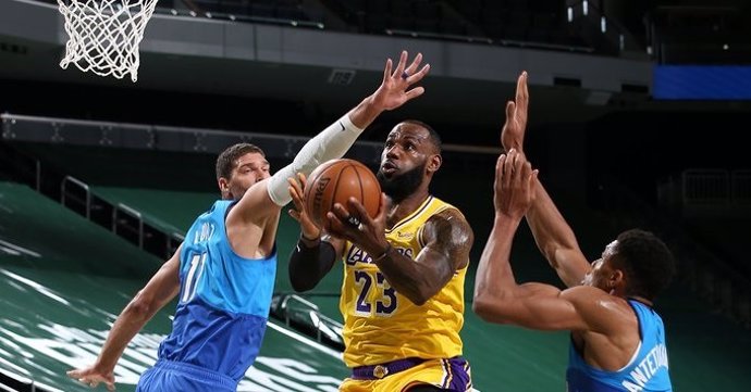 LeBron James con Los Angeles Lakers ante Milwaukee Bucks