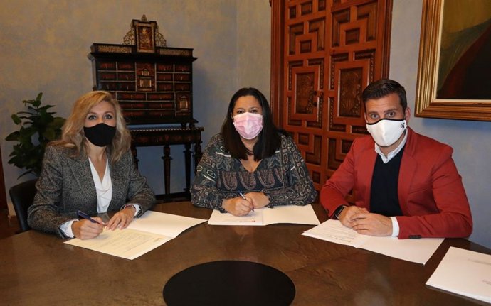 La presidenta de Iprodeco, Dolores Amo (centro), tras la firma con el Consorcio Feria del Olivo de Montoro.