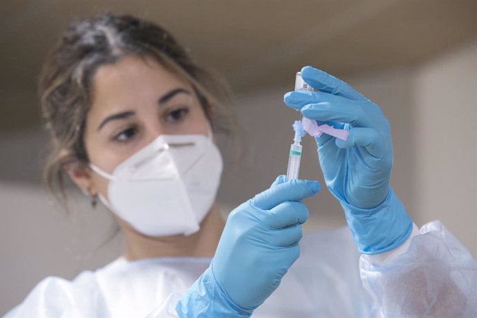 Una enfermera de Atención Primaria del área sanitaria V, Nerea Bernardo prepara la segunda dosis de la vacuna Pfizer-BioNTech contra el coronavirus en el Centro Polivalente de Recursos Residencia Mixta de Gijón, el mismo en el que se inició la vacunació