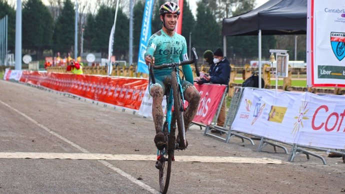 El alicantino Felipe Orts celebra su victoria en el Campeonato de España de ciclocross