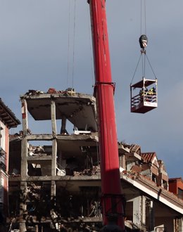 Un grúa durante el desmontaje del edificio siniestrado en el número 98 de la calle Toledo, en Madrid (España), a 22 de enero de 2021. El Ayuntamiento de Madrid prevé que los trabajos de desmontaje del edificio donde se causó una explosión durarán al menos
