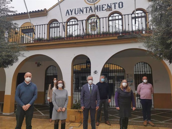 El alcalde de Bormujos junto a los demás ediles del PSOE