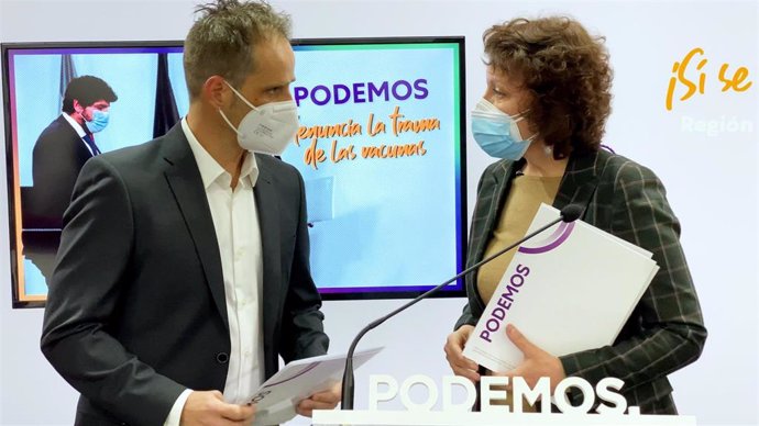 Fotografía de la rueda de prensa de María Marín, portavoz regional de Podemos, sobre la denuncia interpuesta por Podemos ante la fiscalía por el escándalo de las vacunas.