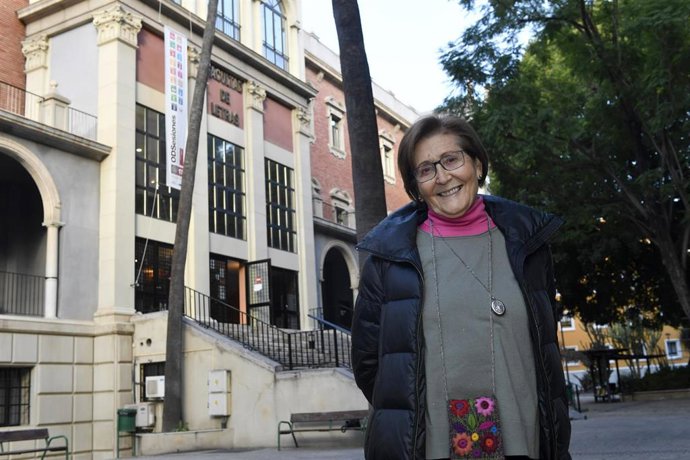 La profesora Francisca Moya, frente a la facultad de Letras, donde comenzó a ejercer en 1965.