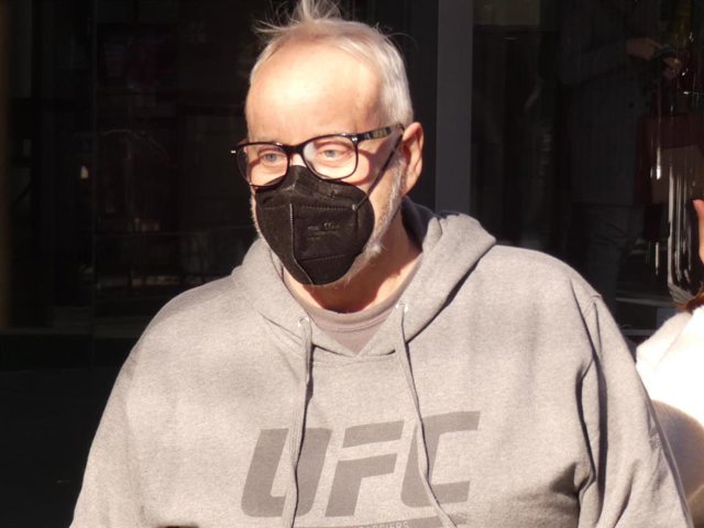 Josep María Mainat sale del juzgado junto a su abogada