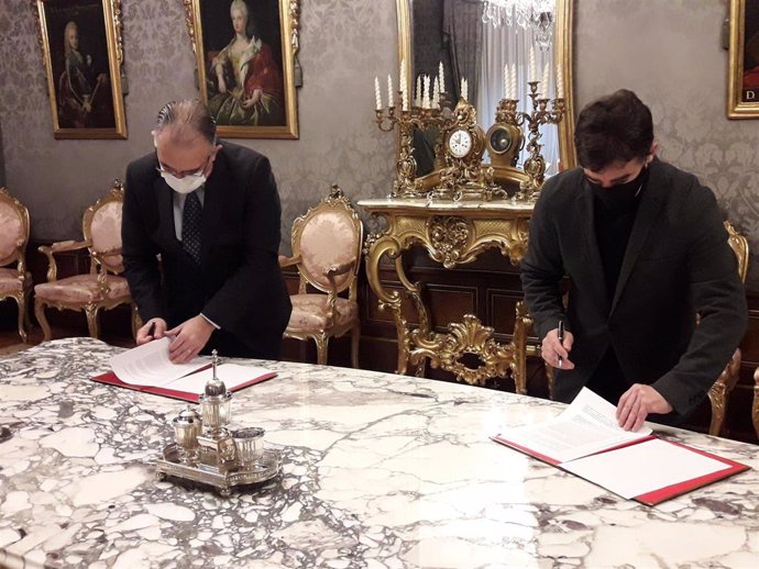 El consejero de Políticas Migratorias y Justicia del Gobierno de Navarra, Eduardo Santos (d), y el alcalde de Pamplona, Enrique Maya, firman un acuerdo para la ampliación del Palacio de Justicia.