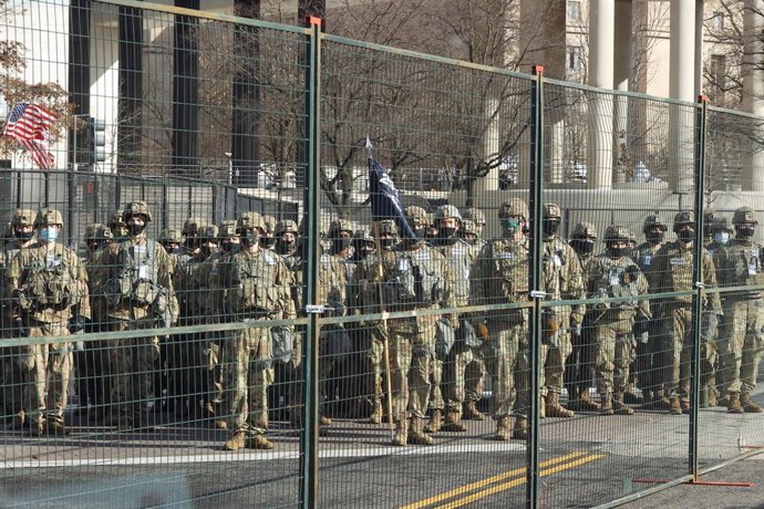 Miembros de la Guardia Nacional tras la valla que rodeo el Capitolio en la toma de posesión.