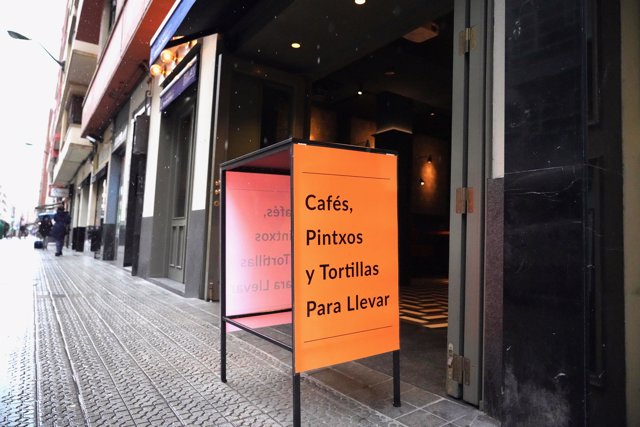 Imagen de un local que ofrece comida para llevar en el día en que Bilbao ha vuelto a cerrar la hostelería y Euskadi ha entrado en 'zona roja'