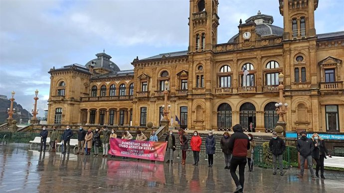 Concentración en repulsa por el asesinato de Aintzane Pujana.