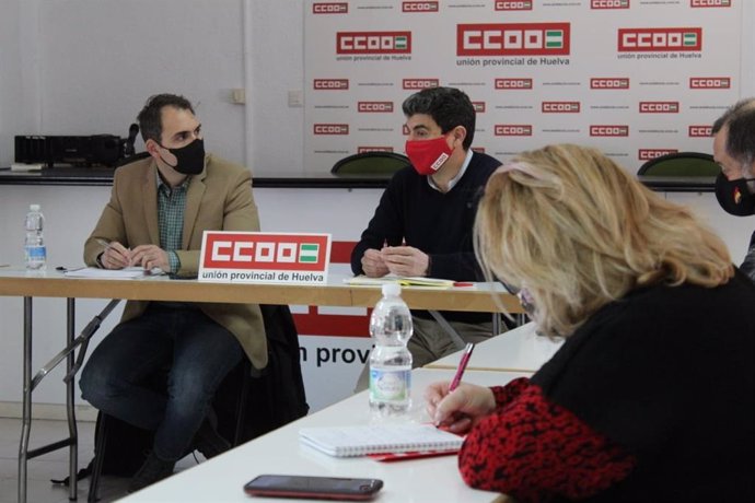 El coordinador general de Izquierda Unida en Andalucía, Toni Valero, y el secretario general de CCOO en Huelva, Emilio Fernández.