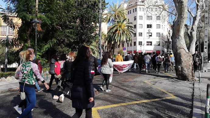 Manifestantes de la protesta por la hostelería marchan hacia el Parlament balear