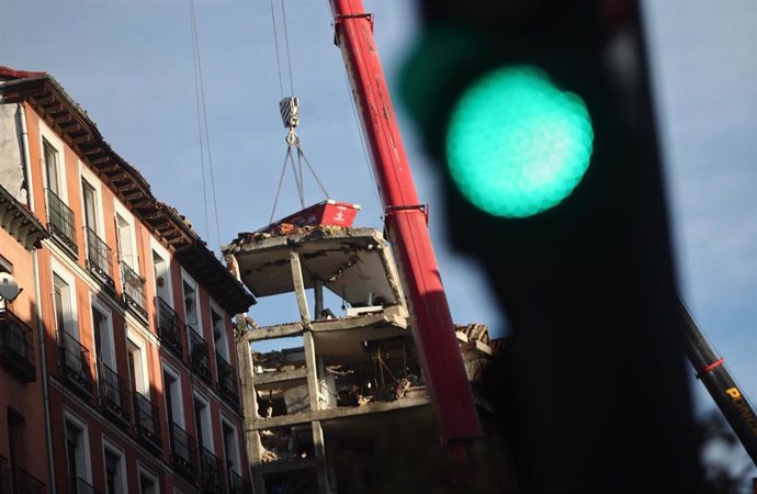 Un grúa durante el desmontaje del edificio siniestrado en el número 98 de la calle Toledo, en Madrid (España), a 22 de enero de 2021. El Ayuntamiento de Madrid prevé que los trabajos de desmontaje del edificio donde se causó una explosión durarán al men