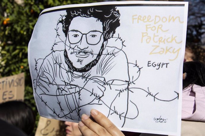 Concentración por la libertad de Patrick, un activista por la igualdad estudiante en la UGR detenido en Egipto.
