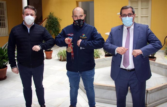 El copiloto granadino Raúl Ortiz es recibido por el presidente de la Diputación de Granada, José Entrena, y el diputado de Turismo, Enrique Medina.