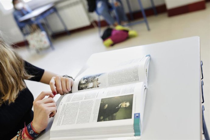 Una alumna en un colegio.