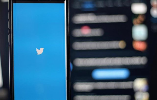Twitter reanuda su política de verificación, que asigna una insignia azul a las cuentas de interés público. Funcionalidad de Twitter.