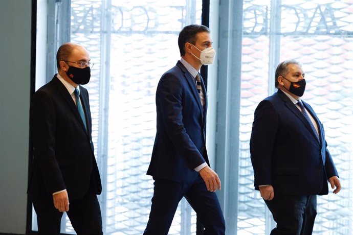 El presidente de Aragón, Javier Lambán; el presidente del Gobierno de España, Pedro Sánchez, y el presidente de la Cámara de Zaragoza, Manuel Teruel