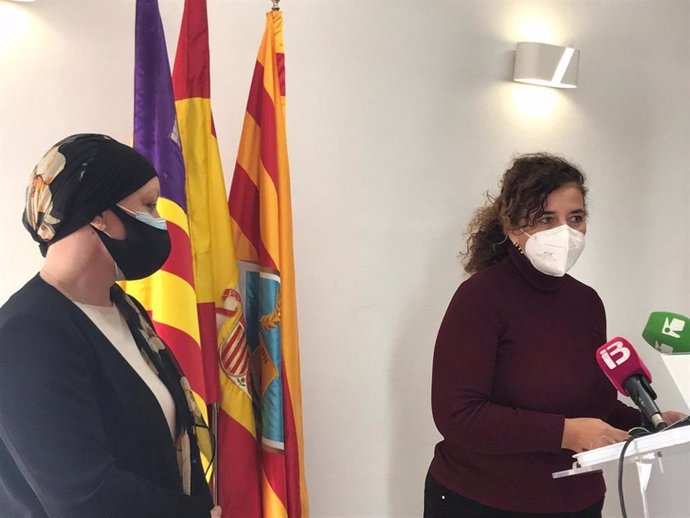 La presidenta del Consell de Formentera, Alejandra Ferrer, y la consellera de Presidencia, Pilar Costa