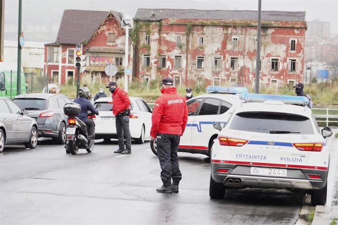 Control perimetral de la Ertzaintza en Bilbao, en la jornada en la que Euskadi entra en 'zona roja'