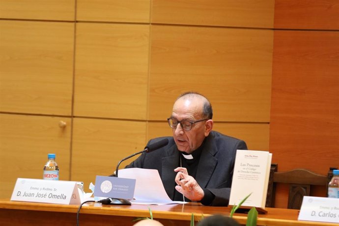 El cardenal arzobispo de Barcelona, Juan José Omella, en la presentación del libro  'Los procesos en el Código de Derecho Canónico. Comentario sistemático al libro VII después de la reforma del papa Francisco con el M.P. Mitis Iudex Dominus Iesus'