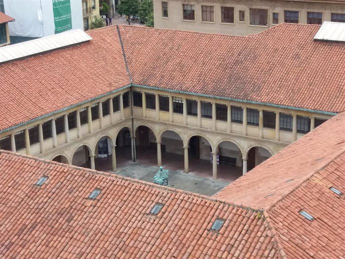 Universidad de Oviedo. Claustro. Edificio histórico.