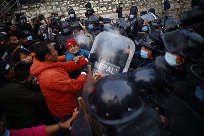 21 January 2021, Nepal, Kathmandu: Activists affiliated to splinter group of former prime ministers Pushpa Kamal Dahal and Madhav Kumar Nepal, clash with police during a protest against Prime Minister KP Sharma Oli after the dissolution of the Parliamen